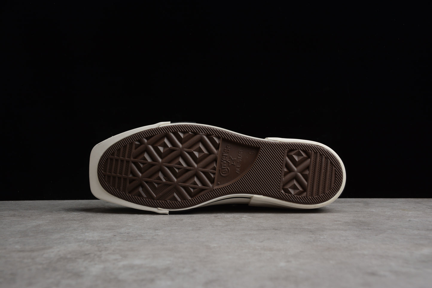 Chuck 70 Plus HI negro y blanco