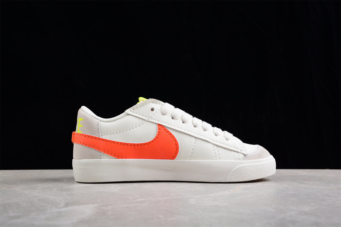 Blazer Low '77 blanco, naranja y verde limon