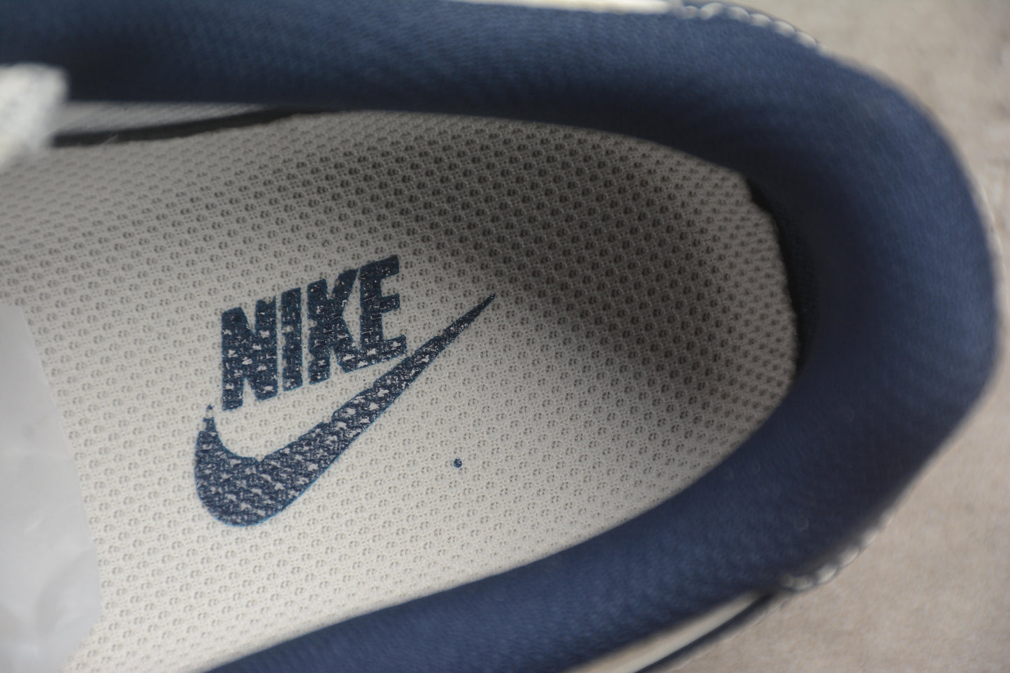 Air Force 1 Low x Undefeated “5 On It” crema claro y navy