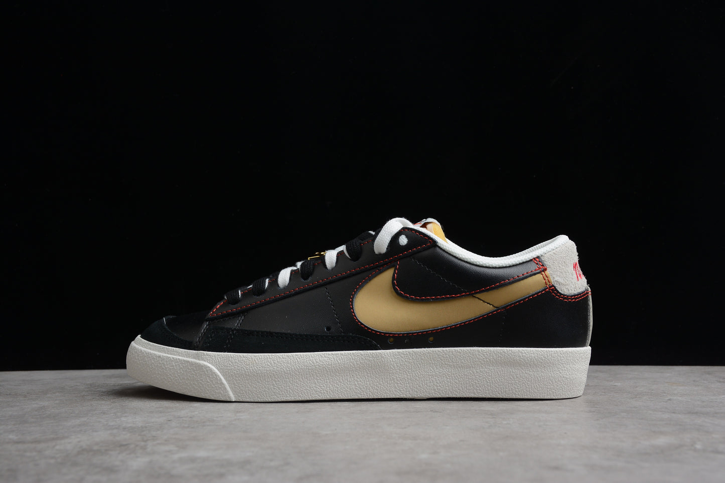 Blazer Low ‘77 PRM “Swoosh 50th Anniversary” negro, beige y dorado