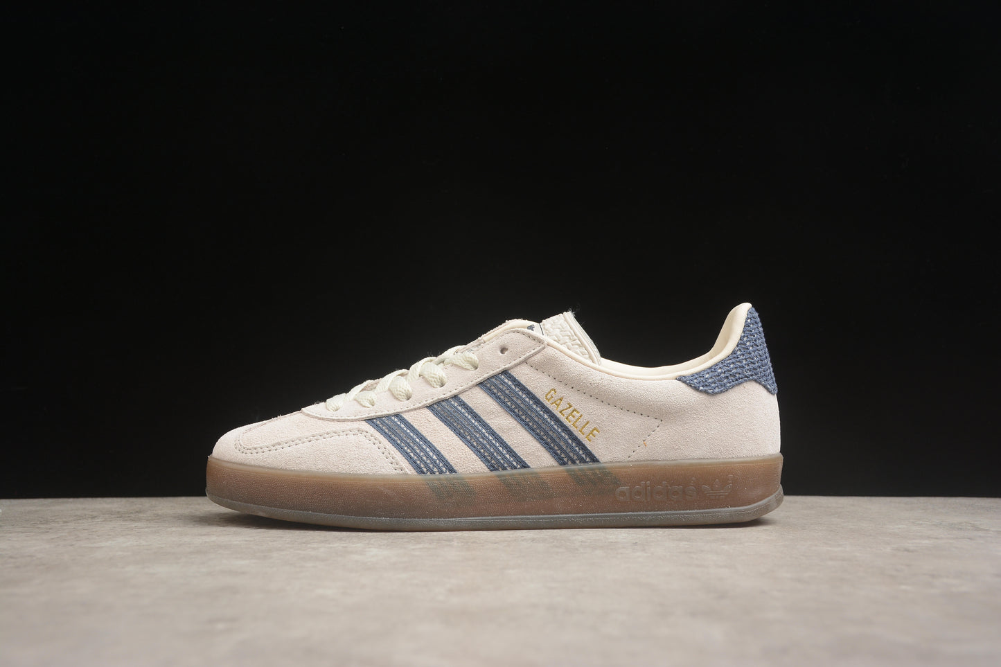 Gazelle beige y azul marino