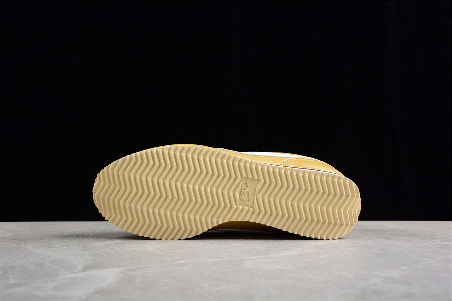 Cortez amarillo y blanco