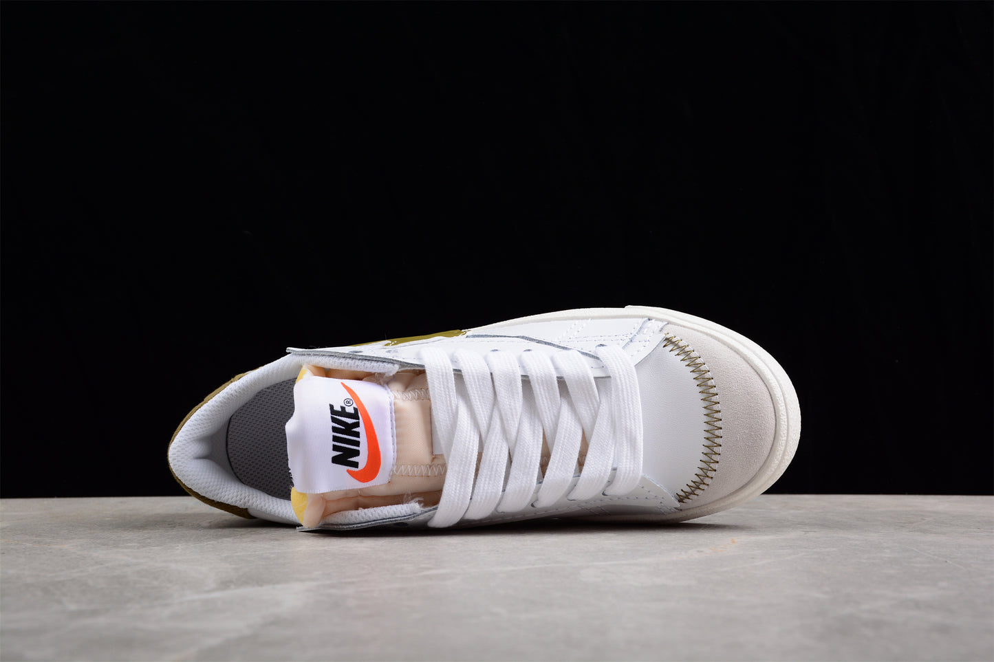 Blazer Low '77 blanco y dorado