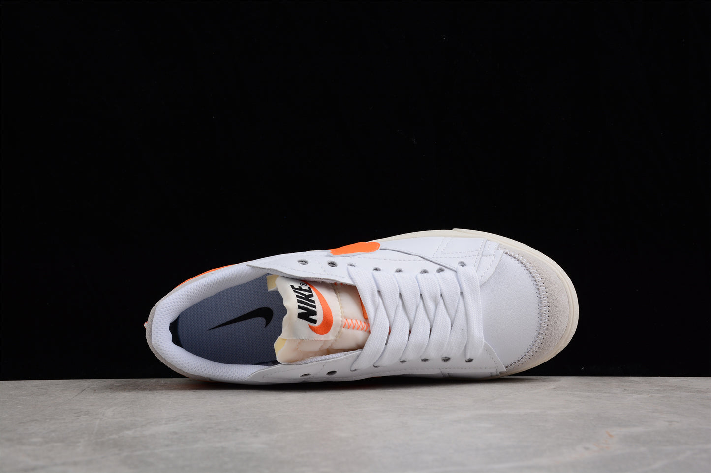 Blazer Low '77 blanco y naranja