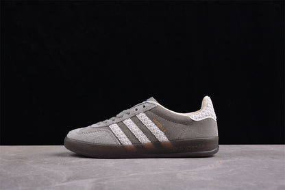 Gazelle gris y blanco