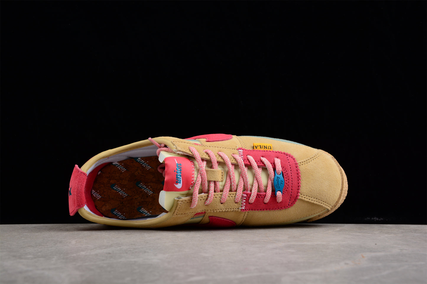 Cortez x Union LA beige, rojo y verde oliva