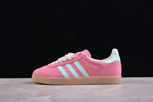 Gazelle rosa y azul cielo