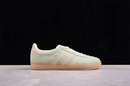 Gazelle verde pastel y blanco