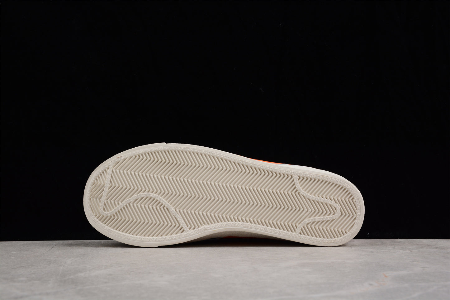 Blazer Low '77 blanco y naranja