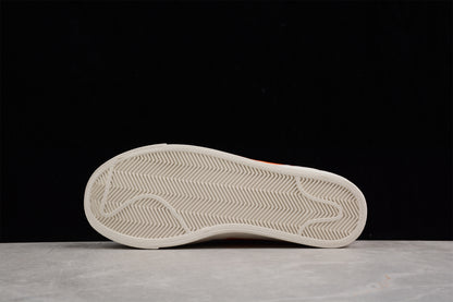 Blazer Low '77 blanco y naranja