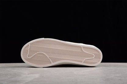 Blazer Low '77 blanco y dorado