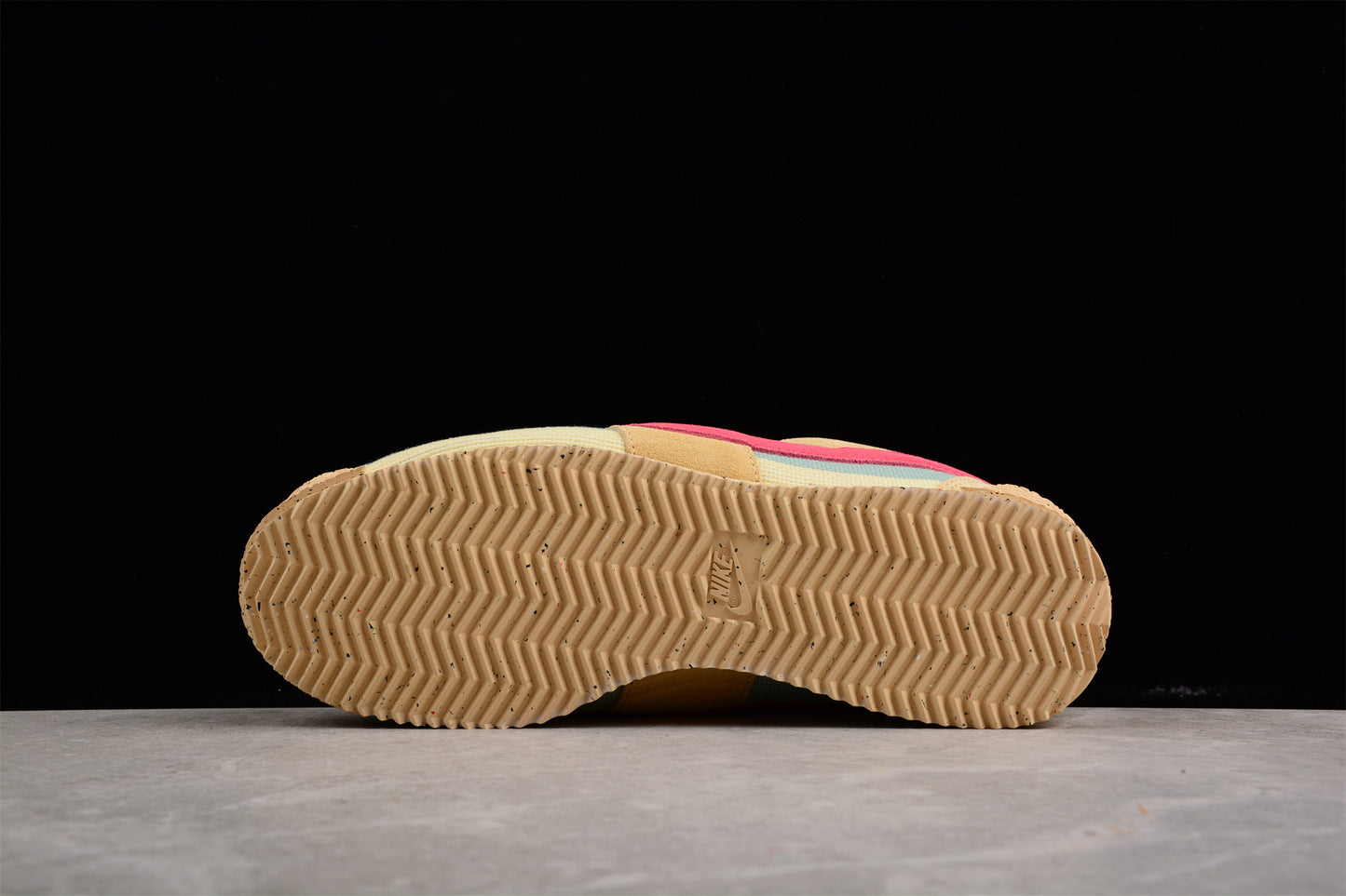 Cortez x Union LA beige, rojo y verde oliva