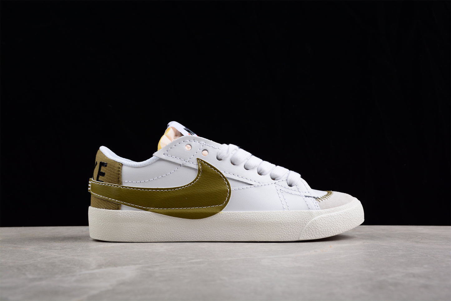 Blazer Low '77 blanco y dorado