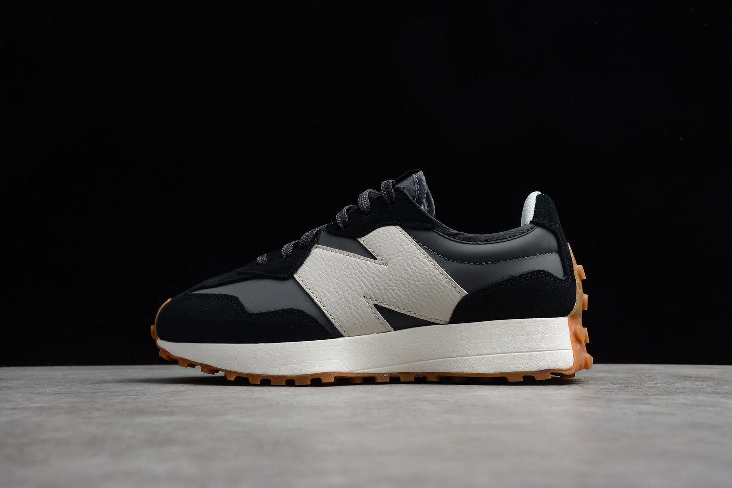 NB 327 negro y blanco roto