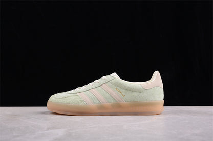 Gazelle verde pastel y blanco
