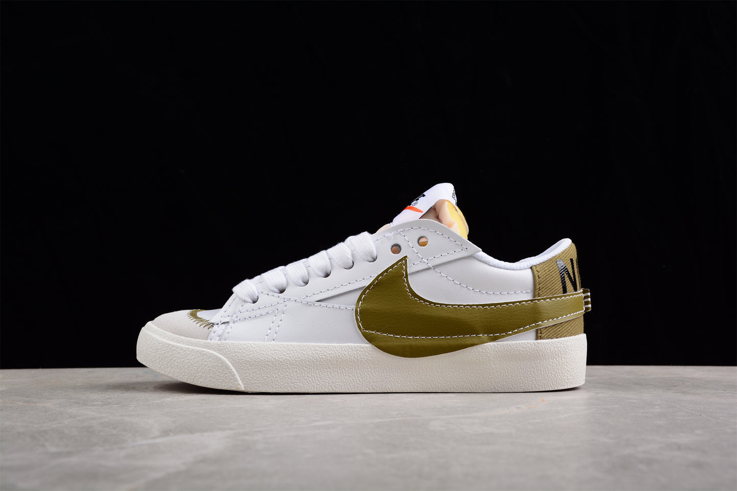 Blazer Low '77 blanco y dorado