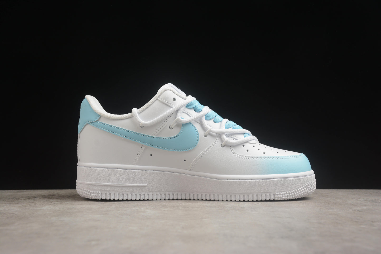 Air Force 1 Low “Love Real" blanco y azul cielo