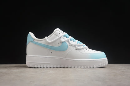 Air Force 1 Low “Love Real" blanco y azul cielo
